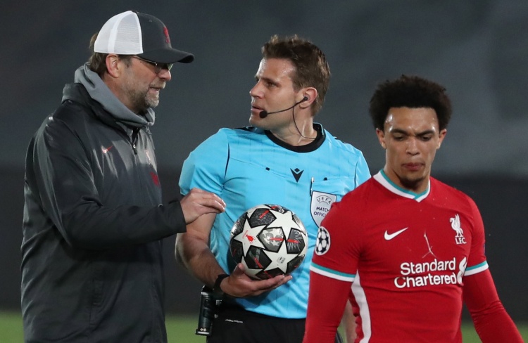 2025赛季，成都蓉城以红焰为刃、热血为甲，在三...（2025赛季，成都蓉城执红焰为刃、以热血为甲，向巅峰进击）