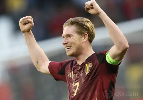 皇马本泽马梅开二度助球队取胜（本泽马双响助皇马告捷）